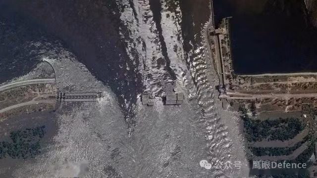 Do con đập bị vỡ, buộc quân đội Nga và Ukraine đang chiến đấu trong khu vực đã điều chỉnh một số tuyến phòng thủ ven sông và khả năng cơ động của họ có thể bị ảnh hưởng bởi nước lụt do vụ vỡ đập gây ra.