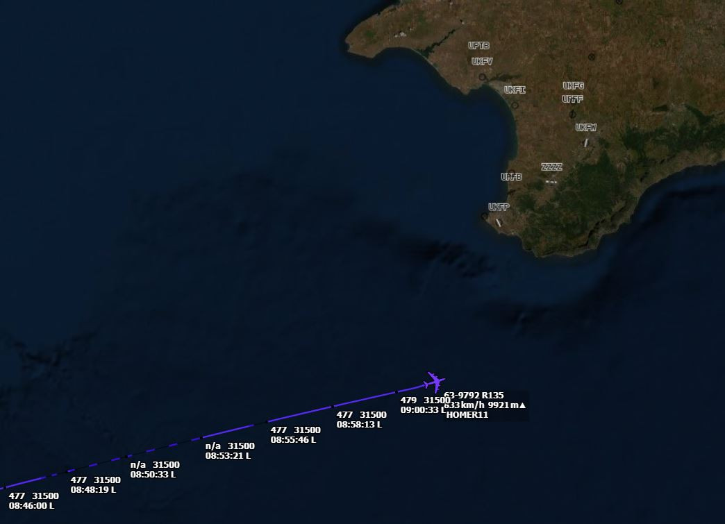 Trong những hình ảnh được công khai, người xem có thể thấy khoảnh khắc chiếc máy bay trinh sát RC-135 của Không quân Mỹ tiếp cận biên giới Nga. Máy bay cất cánh từ một căn cứ quân sự trên đảo Crete của Hy Lạp và ngay lập tức hướng đến bán đảo Crimea.