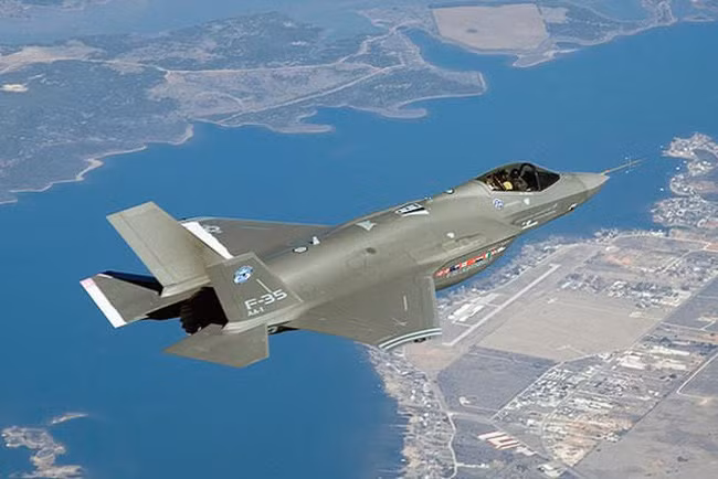 Không quân Mỹ sử dụng loại F-35A rẻ nhất và chi phí bảo dưỡng vận hành của nó cho đến nay là lớn nhất. Chi phí vận hành hàng năm của mỗi máy bay F-35A là 7,8 triệu USD, cao hơn 3,7 triệu USD so với chi phí trung bình của các loại chiến đấu cơ thế hệ 4 khác.