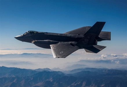 Vấn đề chi phí vận hành của F-35 đã gây lo lắng và điều này có thể dẫn đến việc giảm số lượng mua của Không quân Mỹ. Một số quan chức Không quân, những người vẫn bảo vệ dự án F-35 trước đây, giờ đã bắt đầu ám chỉ rằng, giá của loại máy bay này có thể quá cao, để thay thế tất cả các máy bay chiến đấu F-16 cũ.