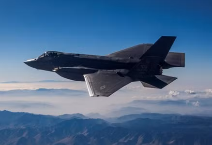 Vấn đề chi phí vận hành của F-35 đã gây lo lắng và điều này có thể dẫn đến việc giảm số lượng mua của Không quân Mỹ. Một số quan chức Không quân, những người vẫn bảo vệ dự án F-35 trước đây, giờ đã bắt đầu ám chỉ rằng, giá của loại máy bay này có thể quá cao, để thay thế tất cả các máy bay chiến đấu F-16 cũ.