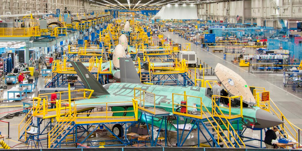 Phó chủ tịch của Lockheed Martin, Gregory Ulmer cho biết, sau khi đơn hàng sản xuất F-35A lô 15-17 kết thúc, giá của loại máy bay này có thể sẽ tăng lên. Trên thực tế, ngay từ tháng 2/2021, Lockheed Martin đã bóng gió về việc tăng giá F-35.