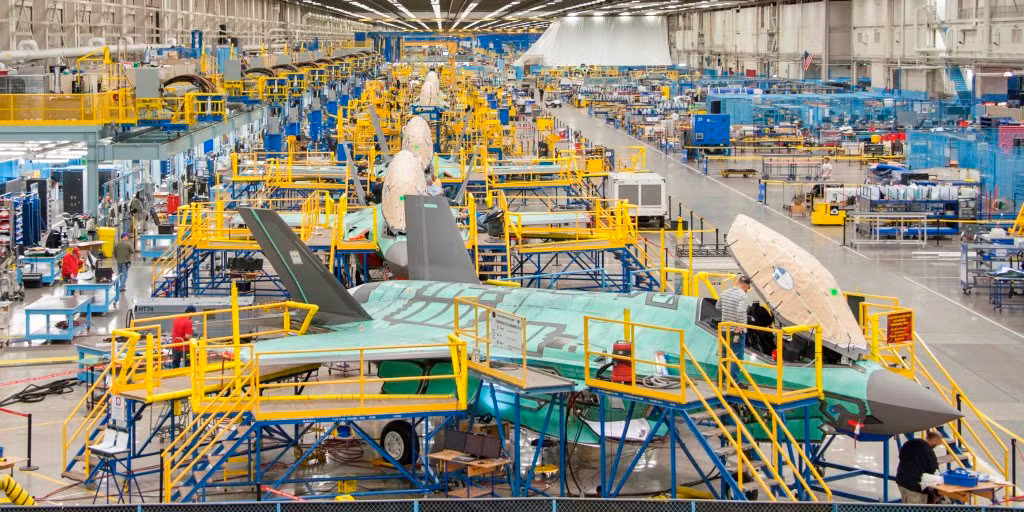 Phó chủ tịch của Lockheed Martin, Gregory Ulmer cho biết, sau khi đơn hàng sản xuất F-35A lô 15-17 kết thúc, giá của loại máy bay này có thể sẽ tăng lên. Trên thực tế, ngay từ tháng 2/2021, Lockheed Martin đã bóng gió về việc tăng giá F-35.