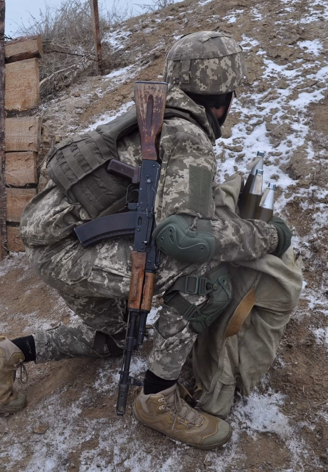 Sau những ngày nghỉ Giáng sinh và đón năm mới tương đối yên tĩnh và hiện giờ, Quân đội Ukraine bắt đầu khai hỏa. Các vị trí phòng ngự tiền tiêu của chúng tôi trên hướng Yasinovatsky đã bị tấn công bằng súng phóng lựu. 