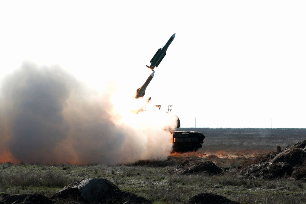 Nói cách khác, Ukraine cần hai quả tên lửa phòng không trị giá hàng triệu USD, để đảm bảo tiêu diệt một UAV cực rẻ của quân đội Nga. Nếu việc tiêu thụ như vậy kéo dài trong một thời gian dài, quân đội Ukraine sẽ tổn thất rất lớn về mặt tài chính, chưa kể tới việc thiếu thốn đạn dược trong tương lai.