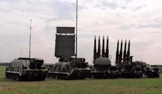 Khi đối mặt với một mục tiêu như vậy, hệ thống đánh chặn phòng không của quân đội Ukraine dường như vô dụng. Đây cũng là lý do chính khiến quân đội Ukraine không ngần ngại sử dụng cả tên lửa phòng không Buk-M1-2 đắt tiền, để đánh chặn UAV cảm tử Geran-2 lao tới, sau khi chịu tổn thất nặng nề.