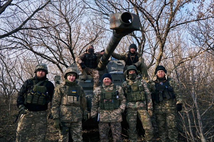 Vũ khí chủ yếu của Lữ đoàn 110, phần lớn được sản xuất từ những năm 1970, bao gồm xe bọc thép chở quân YPR-765 (phiên bản M113 của Mỹ), đã bị quân đội Hà Lan loại biên, xe chiến đấu bộ binh BMP-1 được sản xuất từ thời Liên Xô, pháo phản lực phóng loạt của Cộng hòa Séc cũng bị loại biên. 