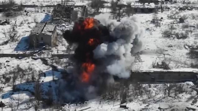 “Cần khoảng mười viên đạn pháo để bắn trúng một mục tiêu; FPV chính xác hơn, nhưng chỉ có thể mang theo một đầu đạn nhỏ, không thể làm sập hầm hoặc nhà. Khi chúng nhận ra chúng ta đã nhắm mục tiêu, chúng di chuyển một trăm mét đến một tòa nhà khác và mọi thứ bắt đầu lại, đó cũng là cách chúng tiến lên. Bộ binh có thể ngăn chặn chúng, nhưng chúng ta không có”, một chỉ huy của khác của Lữ đoàn 110 cho biết.