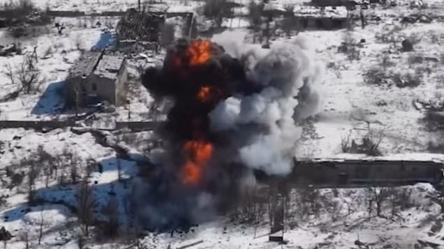 “Cần khoảng mười viên đạn pháo để bắn trúng một mục tiêu; FPV chính xác hơn, nhưng chỉ có thể mang theo một đầu đạn nhỏ, không thể làm sập hầm hoặc nhà. Khi chúng nhận ra chúng ta đã nhắm mục tiêu, chúng di chuyển một trăm mét đến một tòa nhà khác và mọi thứ bắt đầu lại, đó cũng là cách chúng tiến lên. Bộ binh có thể ngăn chặn chúng, nhưng chúng ta không có”, một chỉ huy của khác của Lữ đoàn 110 cho biết.