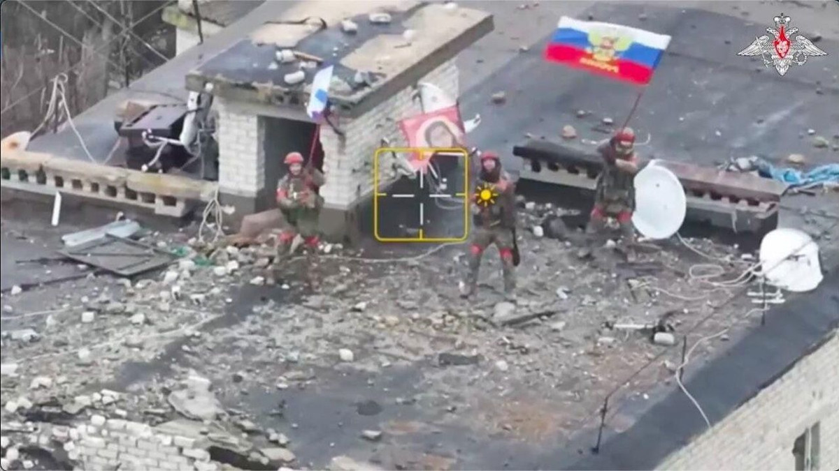 Chỉ huy Lữ đoàn 110 lưu ý rằng, nhiệm vụ ngăn chặn kẻ thù và dọn sạch quân Nga khỏi các tòa nhà trong những trận đánh như vậy, đó là nhiệm vụ của các đơn vị bộ binh. Tuy nhiên, đơn vị của họ có quân số quá ít, để có thể ngăn quân Nga tiến lên. Do vậy việc AFU thất thủ ở Velyka Novosyolka cũng là điều dễ hiểu. (Nguồn ảnh Topwar, Ukrinform, RIA Novosti, Kyiv Post) 