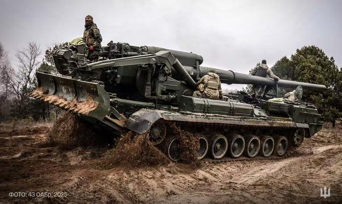 "Việc bắn trúng mục tiêu khi đang di chuyển bằng pháo rất khó; trong những trường hợp như vậy, chỉ có đạn chùm có thể giúp ích phần nào. Và cũng rất khó có thể bắn trúng mục tiêu bằng UAV FPV ở những khu vực nhiều cây cối, do đường chân trời vô tuyến và cành cây cản trở tầm bay. Hơn nữa, những người lính Nga với súng tự động, có thể bắn hạ UAV của chúng tôi”, một chỉ huy Lữ đoàn 110 cho biết. 