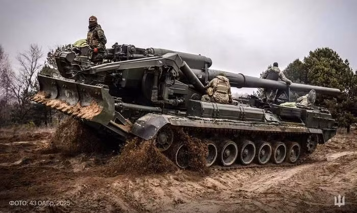 "Việc bắn trúng mục tiêu khi đang di chuyển bằng pháo rất khó; trong những trường hợp như vậy, chỉ có đạn chùm có thể giúp ích phần nào. Và cũng rất khó có thể bắn trúng mục tiêu bằng UAV FPV ở những khu vực nhiều cây cối, do đường chân trời vô tuyến và cành cây cản trở tầm bay. Hơn nữa, những người lính Nga với súng tự động, có thể bắn hạ UAV của chúng tôi”, một chỉ huy Lữ đoàn 110 cho biết. 