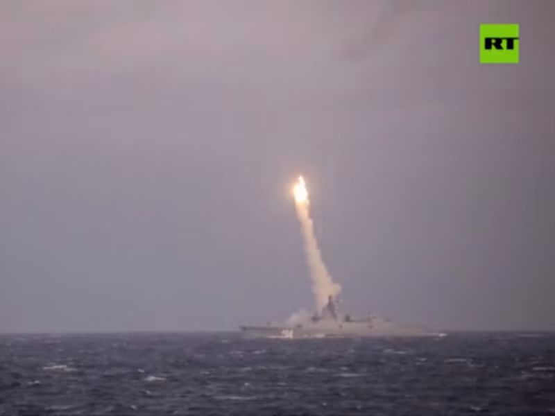 Theo ông Litovkin, Zircon ban đầu được phát triển như một vũ khí “phi đối xứng” với các nhóm tác chiến tàu sân bay, bao gồm tối đa mười thiết giáp hạm. “Nói một cách đơn giản, những tên lửa Zircon sẽ được trang bị đầu đạn mạnh nhất, sẽ mang lại cho Quân đội Nga khả năng răn đe mới”; Litovkin lưu ý.