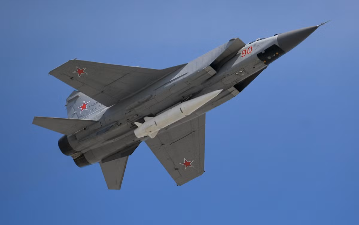 Năm 2018, Quân đội Nga đã ký một thỏa thuận trị giá 300 tỷ USD với các nhà sản xuất vũ khí Nga, về phát triển và chế tạo vũ khí công nghệ cao đến năm 2027. Dưới đây là danh sách những vũ khí mới sẽ gia nhập biên chế chiến đấu nổi bật nhất của quân đội Nga trong năm 2022.