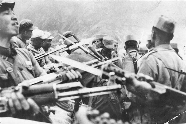 Học giả Ấn Độ nổi tiếng Rahul Sankrityayan và nhà ngoại giao Natwar Singh cũng có mặt ở đó và Sarvapalli Radhakrishnan đã có chuyến thăm tới CHND Trung Hoa. Do đó, cho đến năm 1959, bất chấp các cuộc đụng độ biên giới, các nhà lãnh đạo Trung Quốc đã thân thiện đảm bảo với Ấn Độ rằng không có tranh cãi về lãnh thổ.