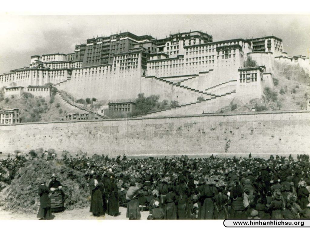 Vào tháng 4/1954, Ấn Độ và CHND Trung Hoa đã ký một thỏa thuận kéo dài 8 năm về Tây Tạng, trở thành Năm Nguyên tắc Chung sống Hòa bình. Vào tháng 10/1954, cả hai nước đã ký một hiệp định thương mại, mà theo các chuyên gia, rất có lợi cho Trung Quốc.