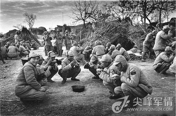 CHND Trung Hoa đã cáo buộc Ấn Độ về chủ nghĩa bành trướng và chủ nghĩa đế quốc ở Tây Tạng và khắp vùng Himalaya. Trung Quốc tuyên bố chủ quyền với những vùng lãnh thổ rộng lớn mà trên đó các bản đồ của Ấn Độ cũng thể hiện chủ quyền rõ ràng và yêu cầu "cải chính" toàn bộ biên giới.