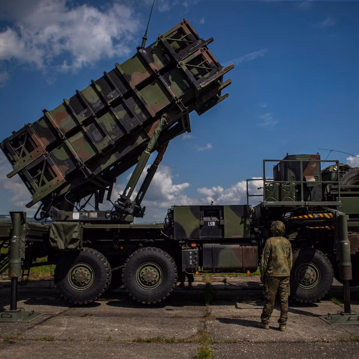 Thời gian đào tạo kíp trắc thủ của Patriot mất khoảng từ 13 đến 53 tuần tùy thuộc vào vị trí của từng người trong khẩu đội. Tất nhiên, nếu Patriot dự kiến sẽ đến Ukraine vào tháng 2, điều đó có thể có nghĩa là ngay bây giờ, tại thời điểm này, các binh sĩ Ukraine đang được huấn luyện chuyển loại với tên lửa Patriot, để có thể sử dụng loại vũ khí này. 