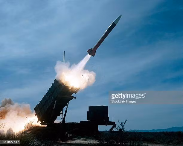 Không giống Ukraine, Nga có một ngành công nghiệp quốc phòng tương đối hoàn chỉnh và họ tiếp tục sản xuất đủ tên lửa để tấn công Ukraine. Vậy một câu hỏi đặt ra, là liệu Ukraine có phóng tên lửa Patriot trị giá 3-4 triệu USD, để đánh chặn một UAV tự sát trị giá 20.000 USD hay một tên lửa hành trình trị giá 100.000 USD của Nga và Mỹ có thể cung cấp cho Ukraine bao nhiêu tên lửa đắt tiền như vậy? 