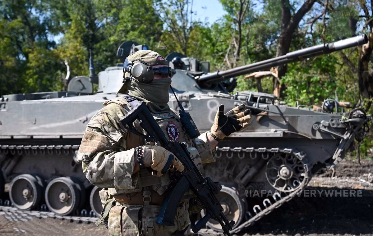 Ukraine tiep tuc tan cong, Nga dua quan 