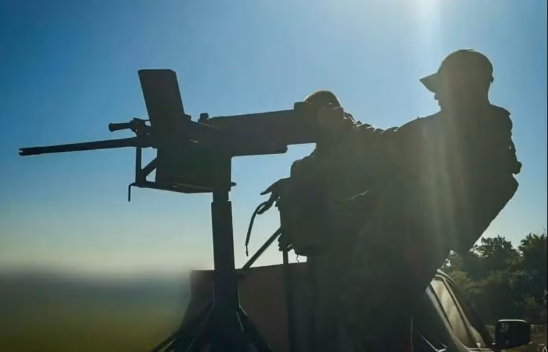 Do Quân đội Ukraine đã rút một lượng lớn quân số và vũ khí khỏi Donbass, nên tuyến phòng thủ ở đây đang bị đe dọa. Hãng tin AP của Pháp phỏng vấn chỉ huy Lữ đoàn bộ binh cơ giới 47 Ukraine đang chiến đấu ở Pokrovsk, Donetsk, sĩ quan này cho biết, họ bị tổn thất rất nặng và thiếu mọi thứ, kể cả vũ khí, đạn dược và quân có kinh nghiệm chiến đấu ở đây. 