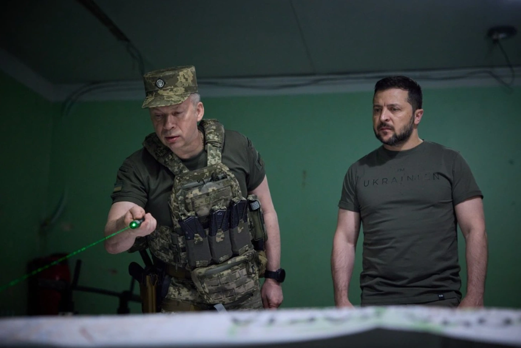 Giữa lúc tình hình căng thẳng, Tổng thống Zelensky đã đến tỉnh Sumy vào ngày 23/8 để kiểm tra và tổ chức cuộc gặp với Tổng tư lệnh Syrsky trong một căn hầm bí mật ở khu vực Sumyprom của tỉnh Sumy, để trao đổi trực tiếp về tình hình chiến trường. 