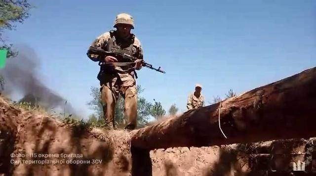 Do Quân đội Nga không có lực lượng tại đây, nên các đội trinh sát phá hoại của Quân đội Ukraine đã xâm nhập thành công, tạo điều kiện cho Quân đội Ukraine tiến hành các hoạt động bọc sườn nhằm vào các khu dân cư ở đây. Hiện tại, quân Nga đang bị bao vây ở các khu dân cư lớn ở Malaya Loknia, Cherkasy và Porechny. Quân đội Ukraine đã bao vây các ngôi làng này từ ba hướng. 