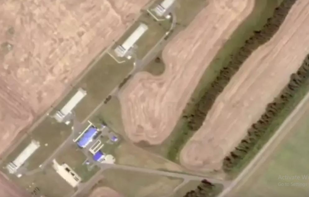 Trong khi đó, những hình ảnh vệ tinh được công bố gần đây ghi nhận thiệt hại nghiêm trọng tại trạm đo khí Sudzha và trạm kiểm soát cùng tên ở khu vực Kursk. Các hình ảnh cho thấy một trong những tòa nhà hành chính của nhà ga gần như bị phá hủy hoàn toàn và một trong những địa điểm lắp đặt thiết bị đo lường cũng bị hư hại.