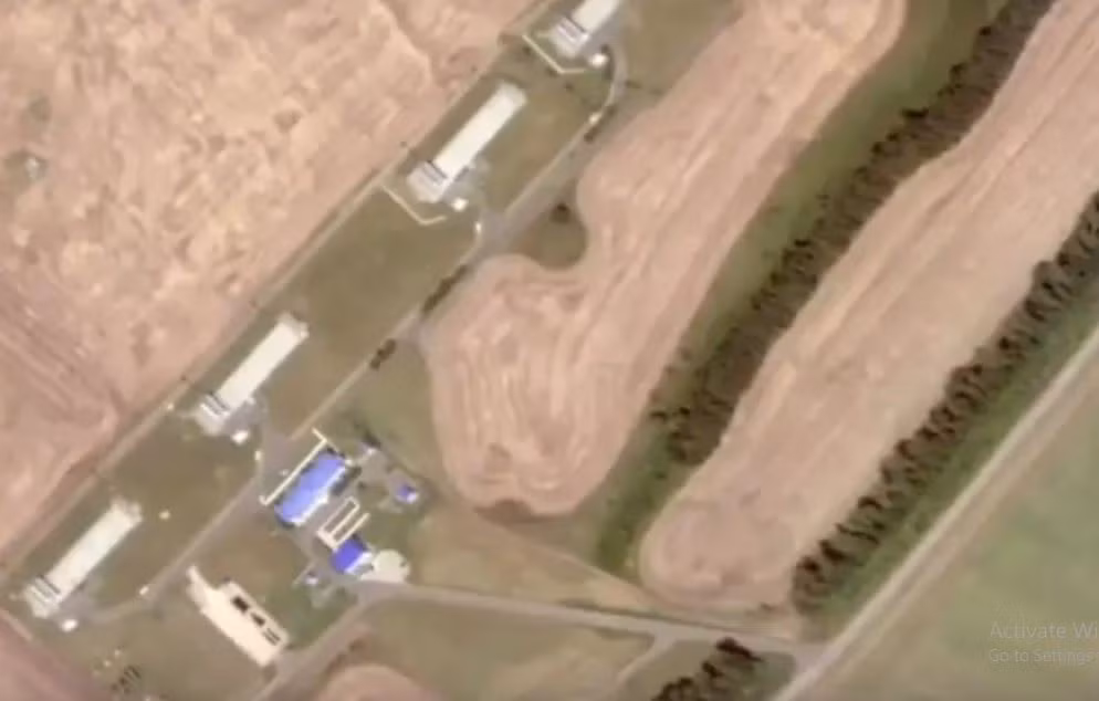 Trong khi đó, những hình ảnh vệ tinh được công bố gần đây ghi nhận thiệt hại nghiêm trọng tại trạm đo khí Sudzha và trạm kiểm soát cùng tên ở khu vực Kursk. Các hình ảnh cho thấy một trong những tòa nhà hành chính của nhà ga gần như bị phá hủy hoàn toàn và một trong những địa điểm lắp đặt thiết bị đo lường cũng bị hư hại.