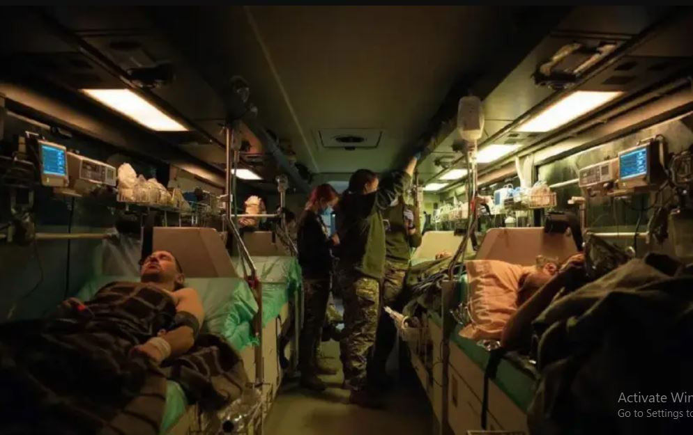 Tờ Financial Times (FT) ngày 12/8 đưa tin về những tổn thất nghiêm trọng mà Lực lượng Vũ trang Ukraine đang phải gánh chịu trong một chiến dịch chưa rõ tương lai. Một phóng viên của FT đã đến thăm khu vực chiến đấu và cho biết, một số lượng lớn xe cứu thương của Ukraine hoạt động ở các khu vực thuộc vùng Sumy, giáp biên giới với Nga.