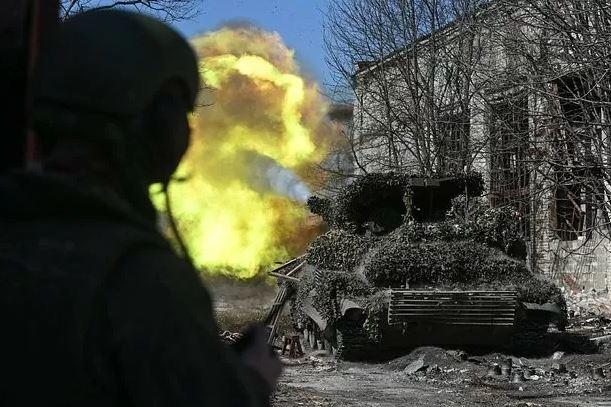 Một đoạn video được tung ra trên mạng cho thấy, Quân đội Nga đã phá hủy một cây cầu bắc qua hẻm núi Dolgaya. Có khả năng quân Nga muốn cắt đứt hoặc làm gián đoạn mối liên lạc giữa quân Ukraine ở phía đông thành phố và khu vực đô thị, buộc phía lực lượng còn lại của Ukraine ở phía đông Kurakhove phải rút lui.