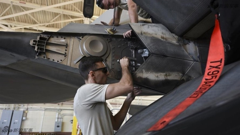 Sau hơn một năm giữ thái độ “im lặng” về vụ tai nạn trên, vào tháng 8 vừa qua, Không quân Mỹ đã thông báo lý do khiến chiếc F-22 gặp nạn, là do máy bay được bảo dưỡng không đúng cách, và hệ thống kiểm soát khí vào động cơ bị trục trặc.