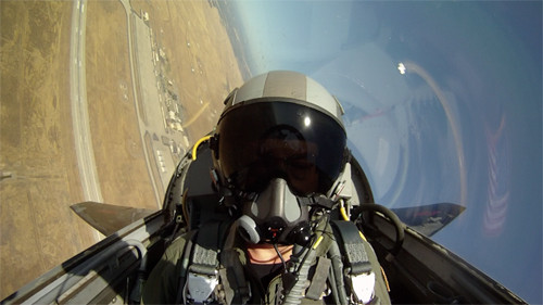 Phi công cho biết: "Khi máy bay đạt độ cao 3.048 mét, máy bay bắt đầu mất kiểm soát, cảm giác như một con lăn. Để cải bằng cho máy bay bay ngang, tôi đã sử dụng cánh tà lớn”.