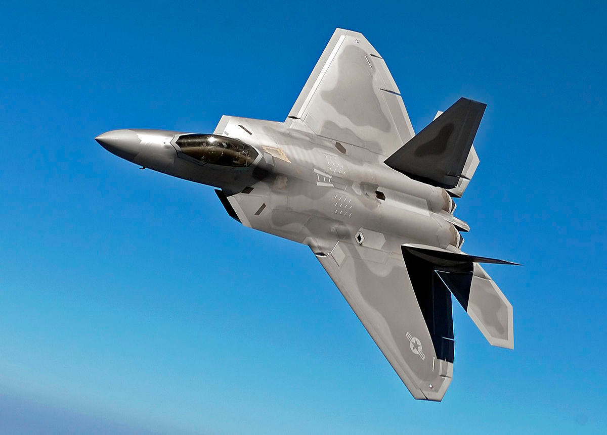 Cùng lúc đó, chiếc tiêm kích F-22 “Hornet 1” bắt đầu lệch sang bên trái và bắt đầu đâm xuống, nhưng hầu như không thể can thiệp. Phi công của chiếc tiêm kích F-22 “Hornet 2” phải hét lên qua hệ thống thông tin, mà không cần giữ bí mật: “Hornet 1 sắp rơi, cần cứu hộ khẩn cấp”.