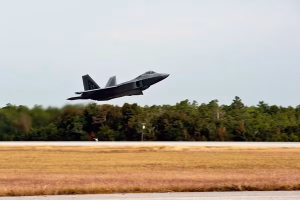 Thông tin cũng đề cập rằng, một số máy bay chiến đấu F-22 đang bay trên không khi đó, đã suýt va chạm với một số máy bay chiến đấu F-35 đang chỉ huy tại hiện trường. Theo thông tin từ Không quân Mỹ, tổng thiệt hại của vụ tai nạn này vượt quá 202 triệu USD.