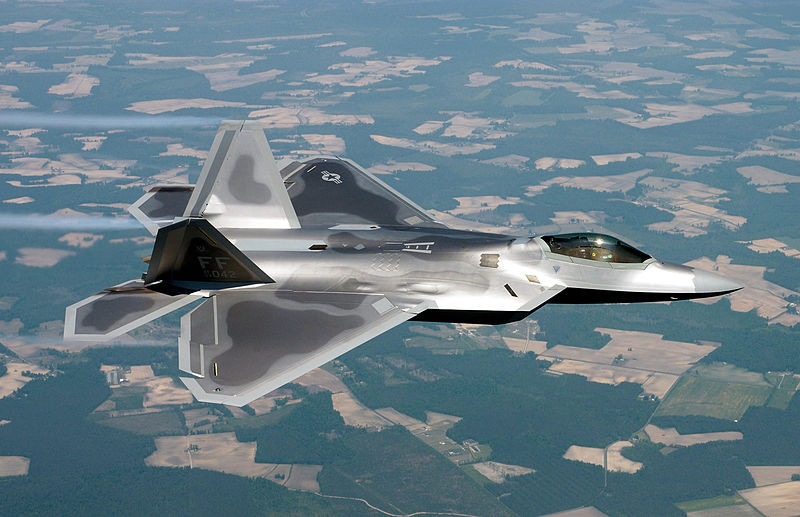 Chiếc tiêm kích F-22 “Hornet 1” sau khi rời đường băng, đã leo cao với góc khoảng 45 độ; nhưng lúc này trong buồng lái, một cảnh báo khác xuất hiện, cho thấy lượng khí nạp vào cửa hút của máy bay đã giảm xuống.