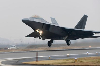 Khi tiêm kích F-22, mật danh “Hornet 1” cất cánh, trong buồng lái phát tín hiệu cảnh báo và chiếc F-22 bắt đầu nghiêng sang trái, sau khi mới cách mặt đất khoảng 15 mét.