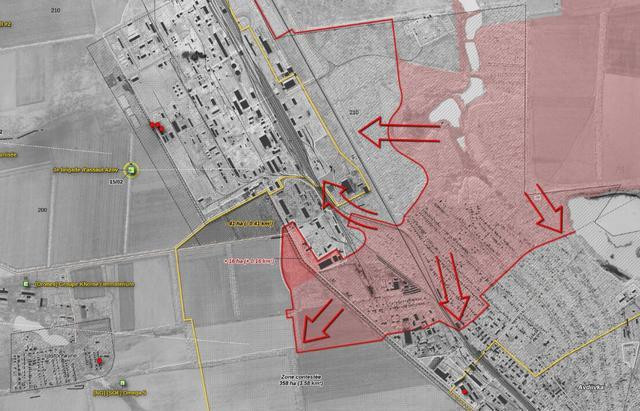 Đòn nặng thứ hai là bộ binh Nga chuyển từ tấn công trực diện ngay từ đầu, sang các mũi xung kích nhỏ rải rác từ mọi hướng; họ không còn “dại dột” tấn công vỗ mặt vào trận đại phòng ngự vững chắc, mà xen kẽ tấn công vào bên sườn phòng thủ yếu. Đẩy nhanh tốc độc tiến công và bao vây, đồng thời cắt đứt đường tiếp tế của quân Ukraine, khiến Avdiivka sớm bị sụp đổ.