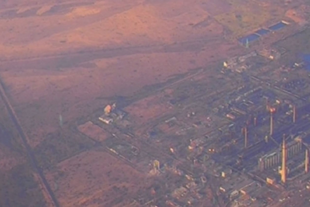 Hiện tại, sau khi kiểm soát hoàn toàn khu đô thị Avdiivka, quân Nga tiếp tục tiến về phía làng Lastochkyne, trong khi quân đội Ukraine tiếp tục rút lui. Người ta ước tính bước tiếp theo là quân Nga sẽ bao vây và tiêu diệt số quân còn lại của Lữ đoàn Azov số 3 trong Nhà máy luyện cốc (Nguồn ảnh: CNN, Sputnik, Topwar, Sina).