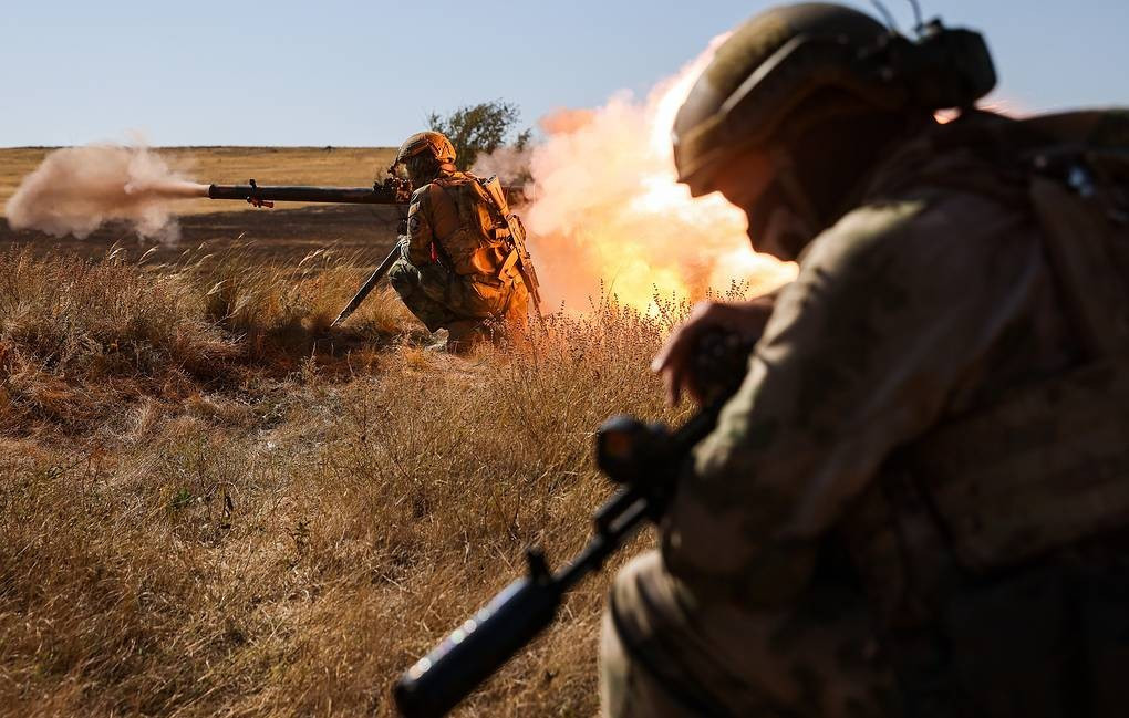 Lúc này, quân Nga ở tuyến phòng thủ đầu tiên chưa kịp củng cố vị trí vừa chiếm được, lại phải tránh pháo kích quy mô lớn. Khi lực lượng tuyến hai của quân Ukraine lao tới trước mặt, thì đã quá muộn.