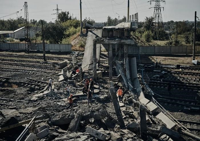 Mới đây, phóng viên tờ Washington Post đã phỏng vấn chỉ huy Lữ đoàn bộ binh 68 của Quân đội Ukraine và được biết, Pokrovsk đã mất vị thế là trung tâm hậu cần chiến lược, vì ba tuyến đường bộ và mạng lưới đường sắt trọng điểm của nó đã bị cắt đứt. Do vậy quân Ukraine không còn có đủ đạn pháo, vật tư tích lũy trong giai đoạn đầu cũng dần cạn kiệt. 