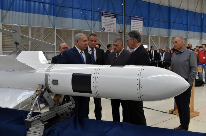 Hiện Israel và Anh chưa có bất kỳ thỏa thuận mở nào về việc phát triển vũ khí chống hạm. Có vẻ như các nhà thiết kế của IAI chỉ đơn giản là xác định Hải quân Anh như một khách hàng “đầy tiềm năng”, giống như các khách hàng hải quân khác mà thôi.