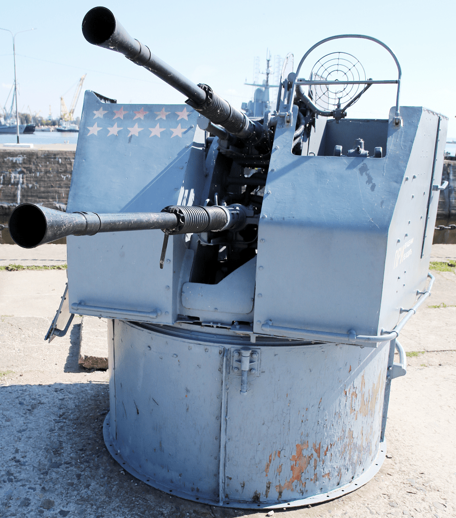 Thiết kế của pháo 2M-3 không được bọc giáp kín hoàn toàn và trông có phần đơn giản; hệ thống điều khiển chính là bằng thủy lực, nhưng cũng có thể điều khiển bằng tay khi cần thiết. Trọng lượng pháo nặng 1.500kg.