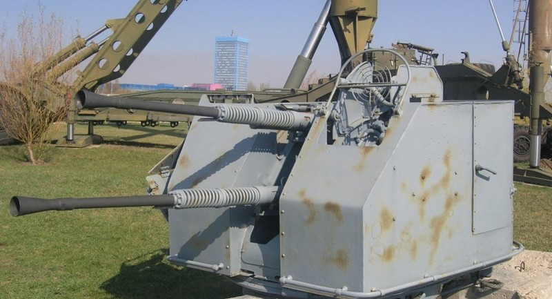 Về lịch sử phát triển của pháo hải quân 2M-3; đây là loại pháo được hải quân Liên Xô phát triển từ năm 1945 đến năm 1949, trên cơ sở pháo tự động 25 mm KM-84 trước đó. Việc sản xuất pháo 2M-3 và 2M-8 bắt đầu vào năm 1953 và kéo dài cho đến năm 1984, chủ yếu ở Liên Xô.