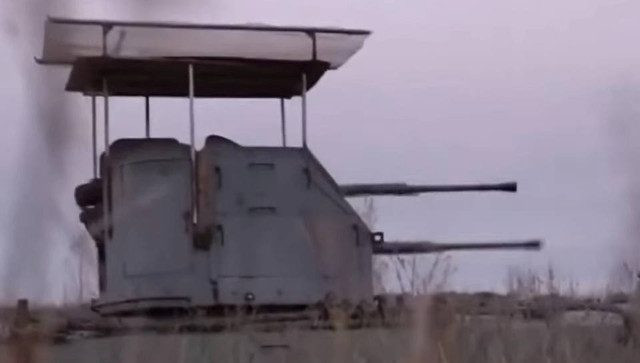 Mặc dù Lữ đoàn 60 SSAB có tổ chức biên chế như của công ty quân sự tư nhân Wagner PMC hoặc lực lượng đặc biệt của tình báo Quân đội Nga (GRU), nhưng vũ khí chiến đấu của họ không hiện đại như của quân chính quy, khi phải sử dụng cả những vũ khí tháo từ tàu chiến, để cải tiến thành vũ khí trợ chiến, giống như Quân đội Ukraine đã làm.