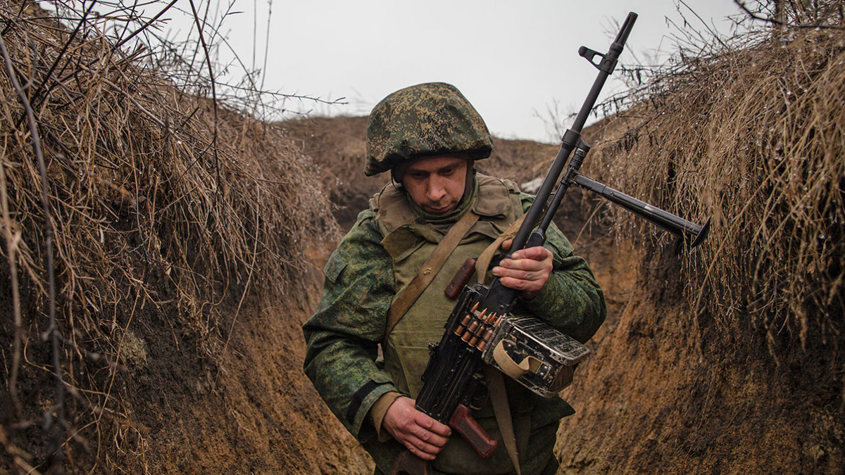 Ban đầu, những người được tuyển dụng của SSAB sẽ trải qua thời gian đào tạo kéo dài hai tuần tại thao trường huấn luyện chung, sau đó căn cứ vào khả năng của họ, có thể ra chiến trường ngay hoặc tiếp tục huấn luyện bổ sung.