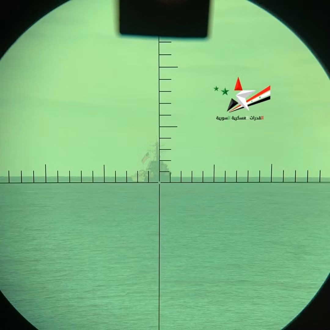 Sau đó thủy thủ đoàn của một tàu chiến hải quân Nga đã đăng một bức ảnh cho thấy tàu chiến Mỹ nằm chính xác trong kính ngắm của tàu hải quân Nga. Trong mọi khả năng, quân đội Nga đã chặn đứng đường đi của tàu Mỹ và trên toàn hải trình của tàu chiến Mỹ, đã bị tàu chiến Nga theo dõi “nhất cử, nhất động”.