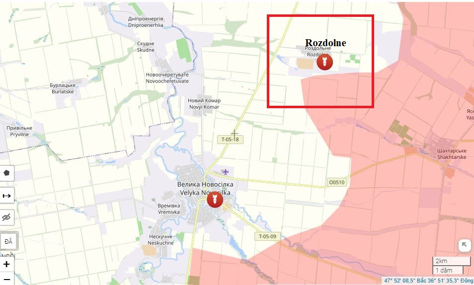 Trước đó ở sườn phía bắc của thị trấn Velyka Novosilka, Cụm Vostok sau khi tràn ngập pháo đài Ugledar đã áp sát Rozdolne, cơ bản khống chế trục đường O-0515 nối giữa Velyka Novosilka và đường cao tốc N15. Nếu Quân đội Nga chiếm được làng Rozdolne, họ sẽ có cơ hội vượt đường O-0515 và tạo gọng kìm bao vây ở sườn phía bắc đối với Velyka Novosilka.
