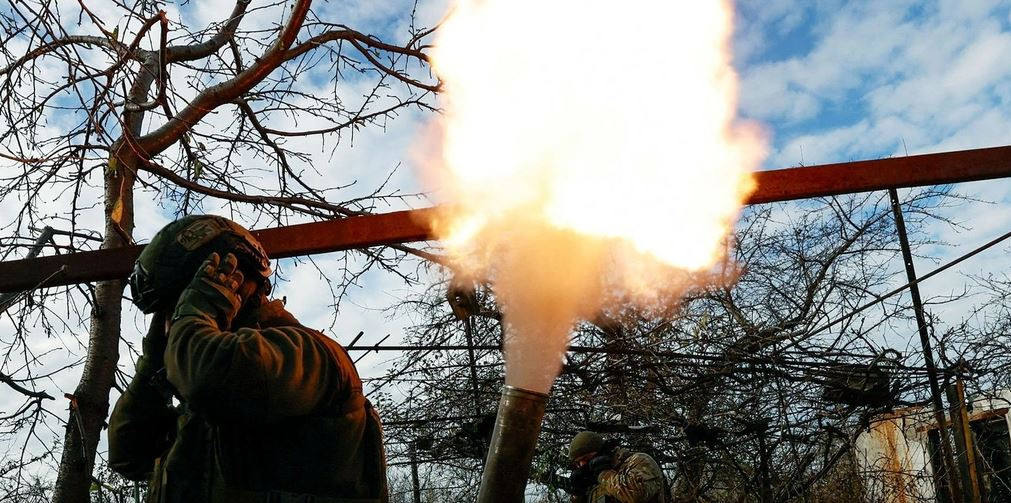 Dọc theo sông Mokri Sukhi, có các ngôi làng nằm trong tuyến phòng thủ nam Donetsk của Quân đội Ukraine, trong đó thị trấn Velikaya Novoselka là trung tâm của tuyến phòng ngự còn lại của Ukraine ở nam Donetsk. Chính từ đây, quân Ukraine đã cố gắng tấn công vào sườn quân Nga đang tiến về làng Razliv, nhằm cắt trục đường cao tốc H15.