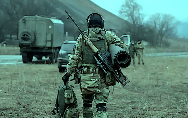 Nhưng tình hình bây giờ là gì? Khi 300.000 người được Quân đội Nga huy động, đã trải qua giai đoạn huấn luyện cần thiết và có thể tham chiến bình thường. Ngoài ra còn có các binh sĩ hợp đồng tại ngũ, dân quân Donbass, lính đánh thuê Wagner, vệ binh Chechnya…Do vậy quân chiến đấu mặt đất của Nga, đã tăng lên 600.000 người, gấp ba lần giai đoạn đầu cuộc chiến.